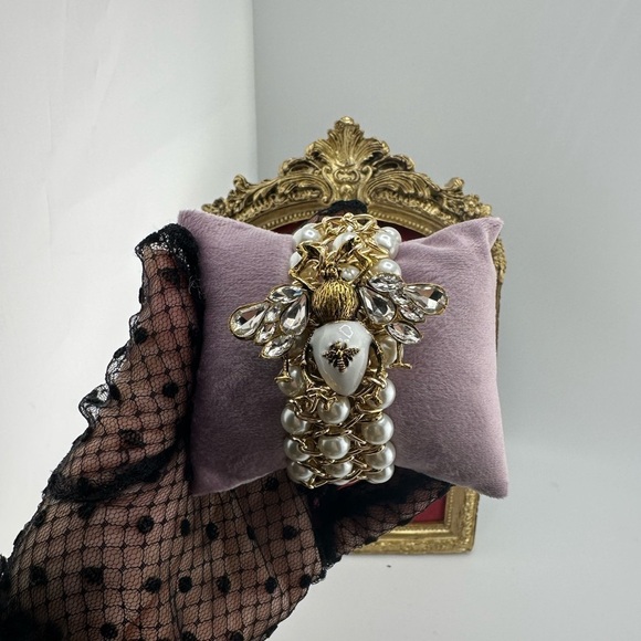 Vintage Luxury Honeybee Gold White Pearl Linked Bracelet - Picture 6 of 14